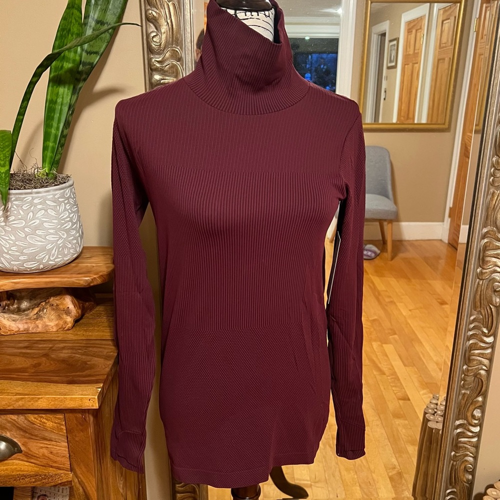 NWT Athleta Flurry Base Layer Turtleneck. Color Burgundy Size Medium